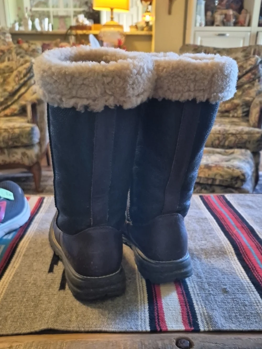 .UGG Brooks Tall model number 5490).VGC. Dark Brown Leather/sherling Insole